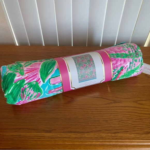 Lilly Pulitzer Beach Towel, Beach Day Pouch, and Champagne Flute Bundle - Picture 2 of 14
